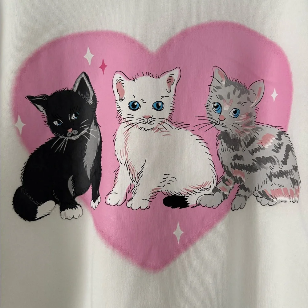 Common Stitch White Cat Sweatshirt with Pink Heart Design